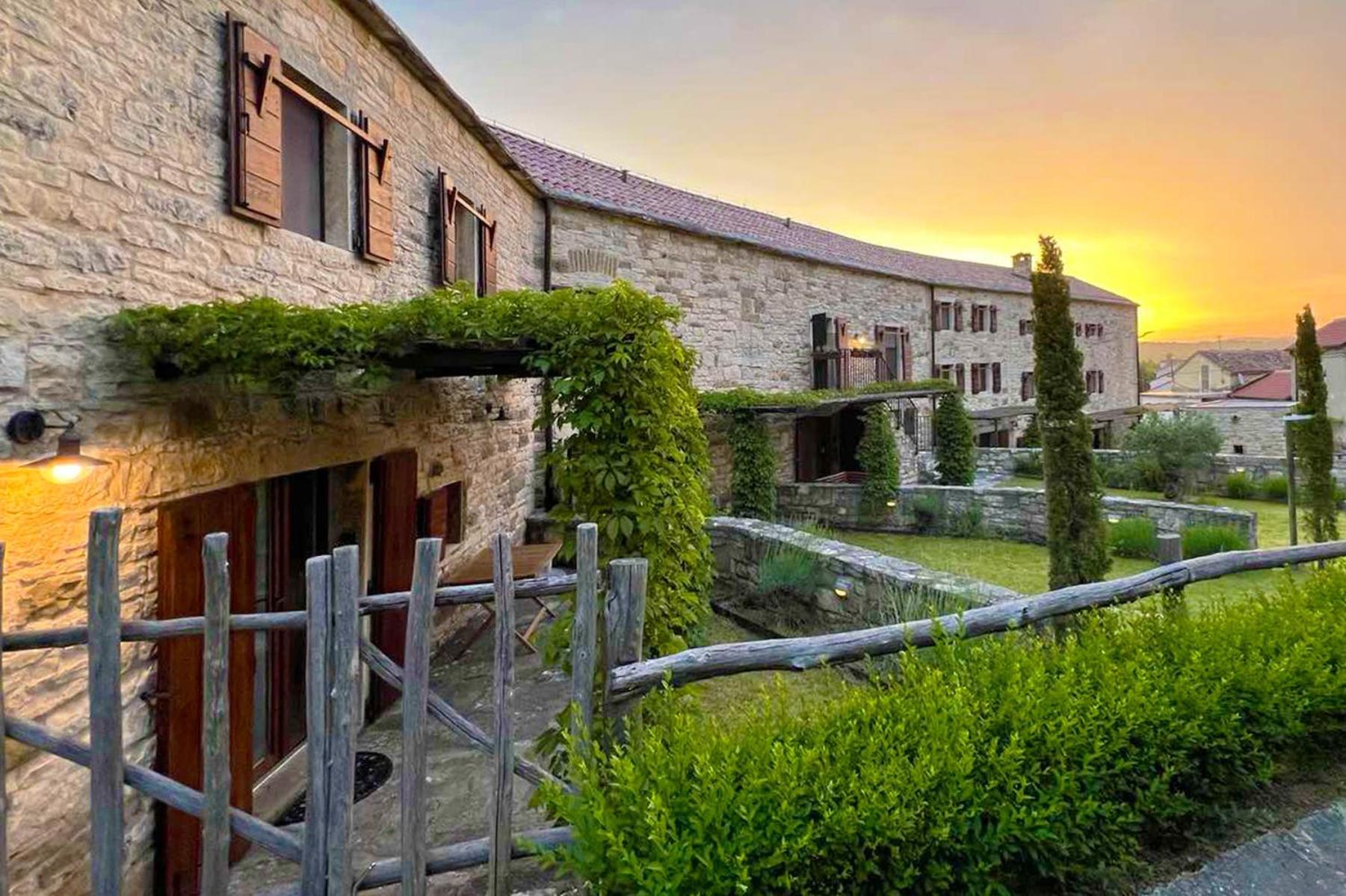 Villas Martincici With Large Pool Grožnjan Dış mekan fotoğraf